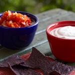 Rote und weiße Dips mit blauen Tortilla-Chips