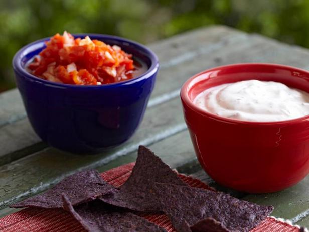 Zubereitung - Rote und weiße Dips mit blauen Tortilla-Chips