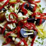 Kartoffelsalat in Weiß, Lila und Rot