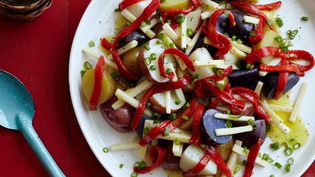 Zubereitung - Kartoffelsalat mit weißen, violetten und roten Kartoffeln