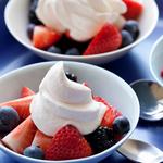 Weißer, blauer und roter Obstsalat in Schüsseln