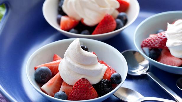 Zubereitung - Weißer, blauer und roter Obstsalat in Schüsseln