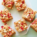 Gesunde Rice-Krispie-Riegel mit Mandeln und Erdbeeren