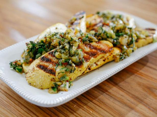 Come preparare le zucchine grigliate con salsa chimichurri Chow-Chow.