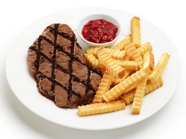 Wie man Steak-und-Pommes-Eistorte zubereitet
