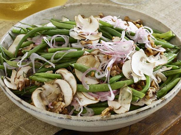 Wie man einen grünen Bohnen-Pilz-Salat zubereitet
