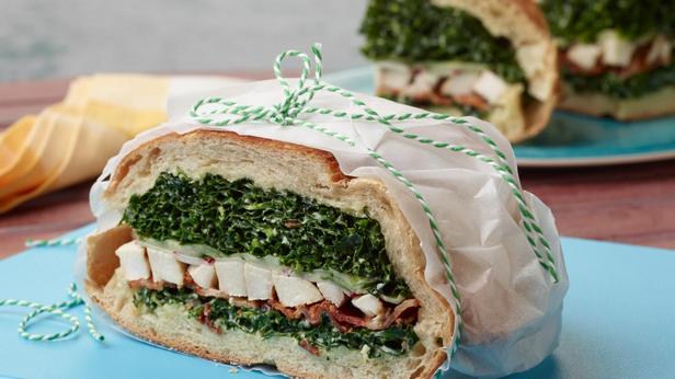 So bereiten Sie ein Caesar-Salat-Sandwich mit gegrilltem Hähnchen und Grünkohl zu
