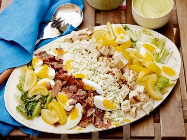 So bereiten Sie einen Picknick-Cobb-Salat zu