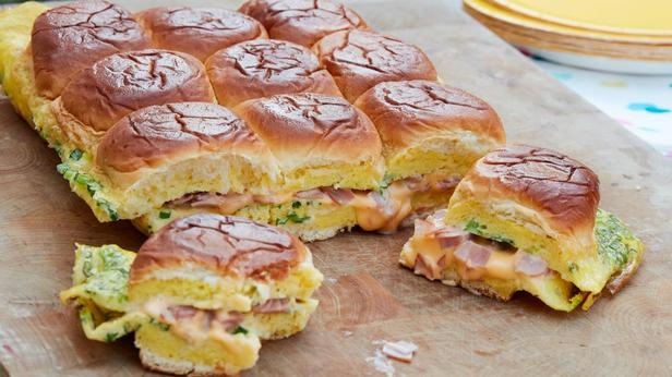 Zubereitung - Gegrillte Frühstückssandwiches mit Schinken, Ei und Käse