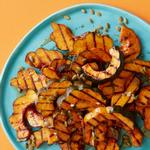 Gegrillter, mit Ahornsirup glasierter Eichelkürbis