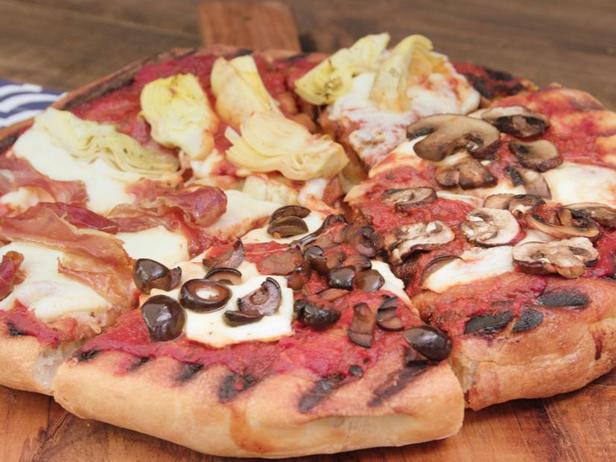 Wie man eine gegrillte Vier-Jahreszeiten-Pizza zubereitet