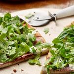 Pizza mit gegrilltem Prosciutto, Ricotta und Rucola