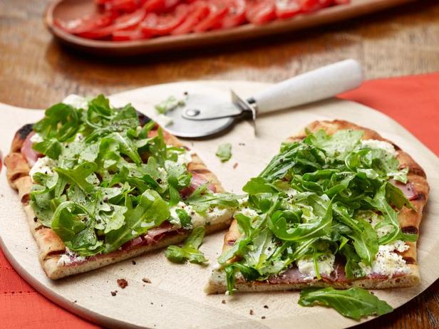 Rezept für gegrillte Pizza mit Prosciutto, Ricotta und Rucola