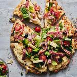 Gegrillte Pizza mit Salat