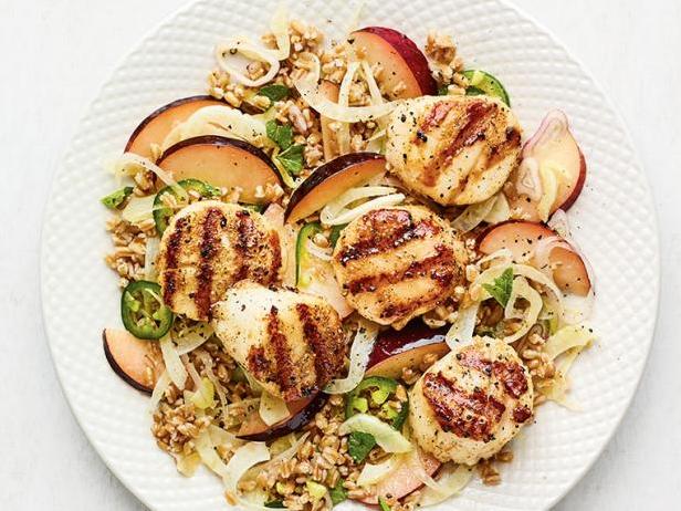 Zubereitung - Gegrillte Jakobsmuscheln mit Dinkel-Pflaumen-Salat