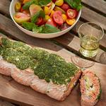 Gegrillter Lachs gefüllt mit Sahne-Mais und Speck
