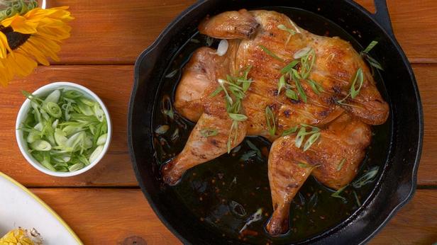 Wie man scharfes gegrilltes Schmetterlingshähnchen zubereitet