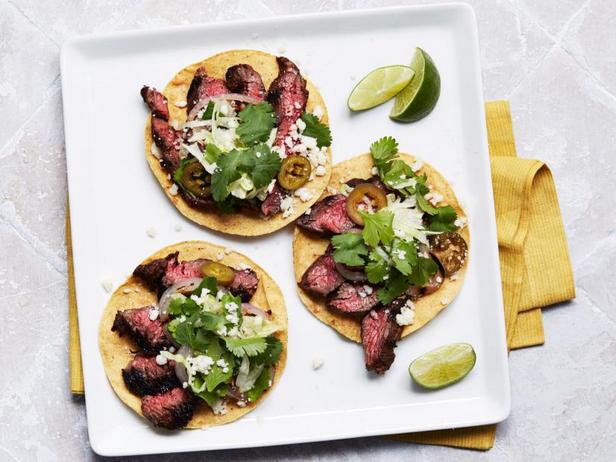 So bereiten Sie gegrillte Steak-Tostadas zu