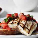 Gegrillter Wolfsbarsch mit Tomaten und Oliven