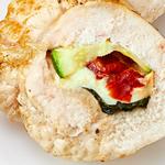 Gegrillte Hähnchenröllchen mit sonnengetrockneten Tomaten