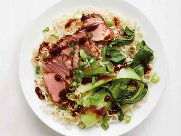 Zubereitung - Honigglasiertes Schweinefleisch mit Hoisin-Sauce und Pak-Choi-Nudeln