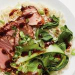 Honigglasiertes Schweinefleisch mit Hoisin-Sauce und Pak-Choi-Nudeln