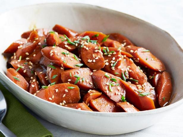 Wie man Karotten in Hoisin-Sesamsauce zubereitet
