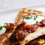 كاساديا مع تشوريزو محلي الصنع، وفاصوليا مهروسة، وجبن شيدر