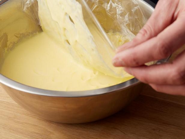 Die Vanillecreme kann in einer Eismaschine gekühlt werden.