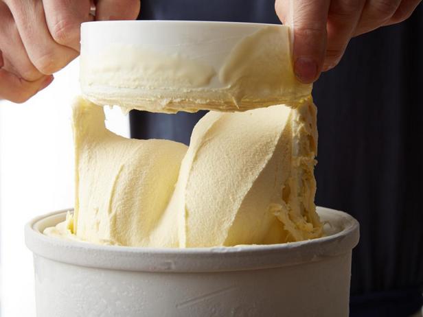Die Eismaschine erledigt die ganze Arbeit für Sie.