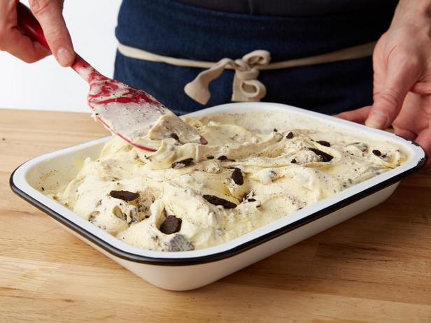 Verteilen Sie die Kekse gleichmäßig im Eis.