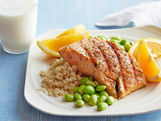 Zubereitung - Gegrillter Lachs mit Soja-Honig-Glasur, serviert mit Edamame und braunem Reis