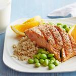 Gegrillter Lachs mit Soja-Honig-Glasur, dazu Edamame und brauner Reis