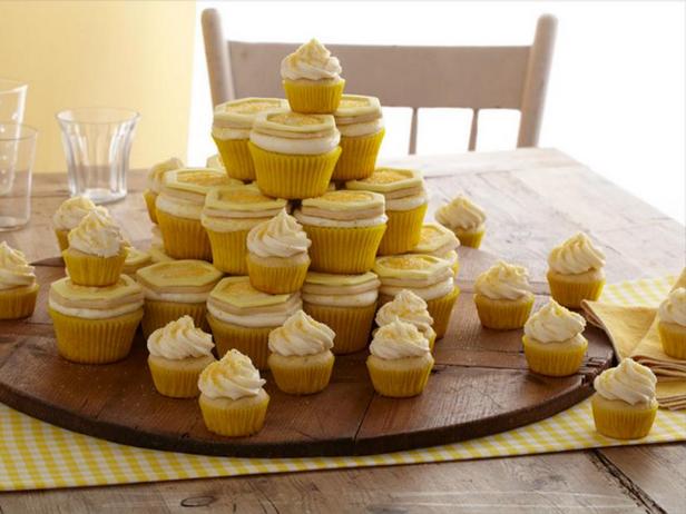 Wie man Honigwaben-Cupcakes zubereitet