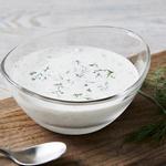 Sauerrahmdressing mit Honig und Dill