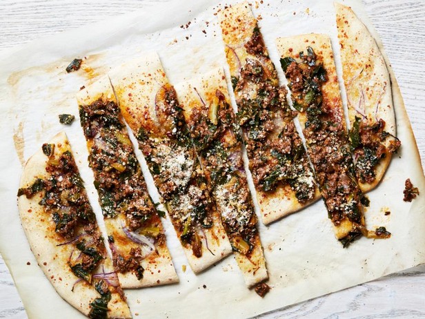 Pizza mit Fleisch und Grünkohl