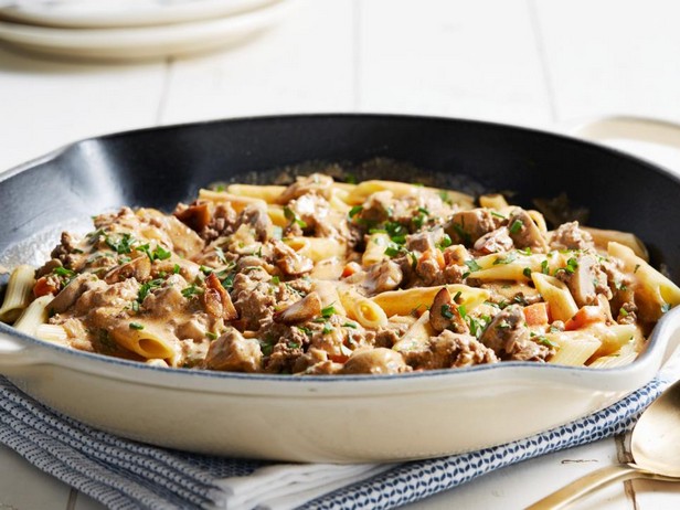 Nudeln mit Rindfleisch in der Pfanne