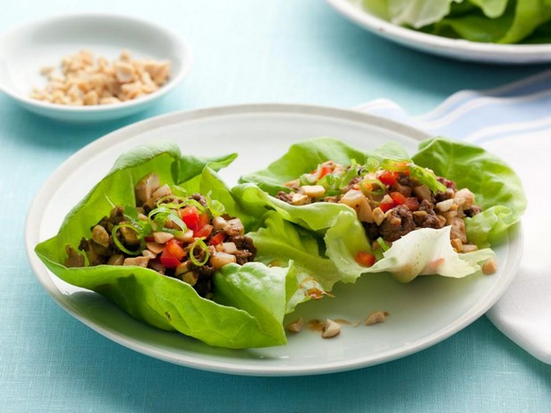 Tofu mit Rindfleisch auf Salatblättern