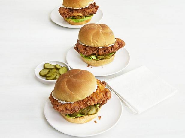 Wie man frittierte Hähnchensandwiches zubereitet