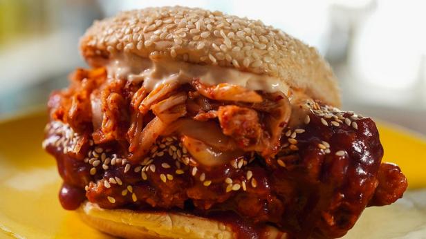 So bereiten Sie ein Gochujang-glasiertes frittiertes Hähnchensandwich zu