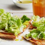 Pizza mit Caesar Salad