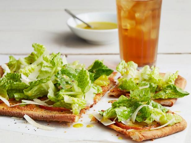Wie man Caesar-Salat-Pizza zubereitet