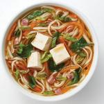 Langsam gekochte Nudelsuppe mit Tofu