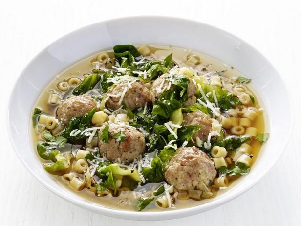 Wie man italienische Hochzeitsfleischbällchensuppe zubereitet