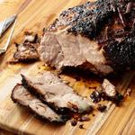 Im Ofen gebackene Schweineschulter mit Chili und Limette