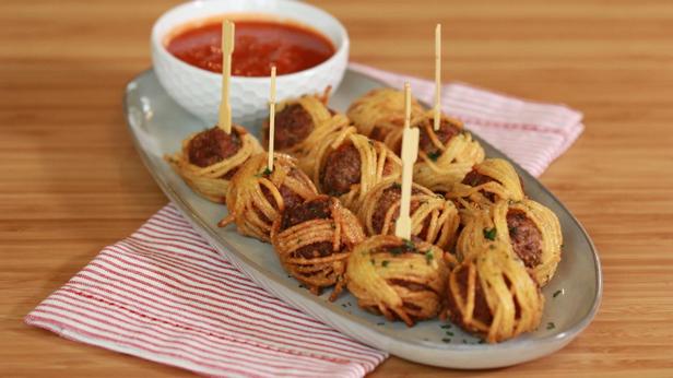 Wie man Spaghetti mit Fleischbällchen am Spieß zubereitet