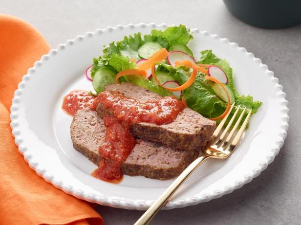 Wie man Hackbraten mit Tomatensoße zubereitet