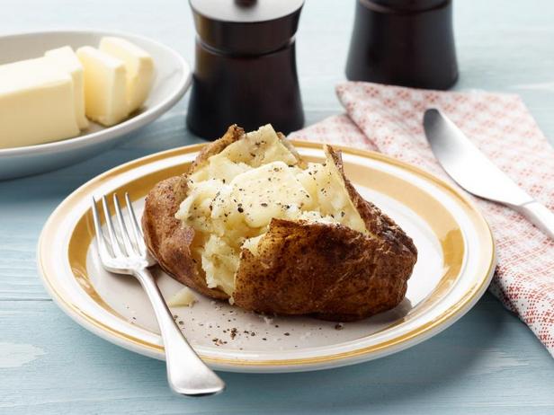 Wie man Ofenkartoffeln in der Mikrowelle zubereitet