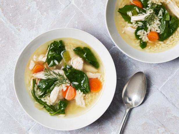 Zubereitung - Hühnersuppe mit Orzo, Zitrone und Spinat