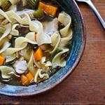 Hühner- und hausgemachte Nudelsuppe